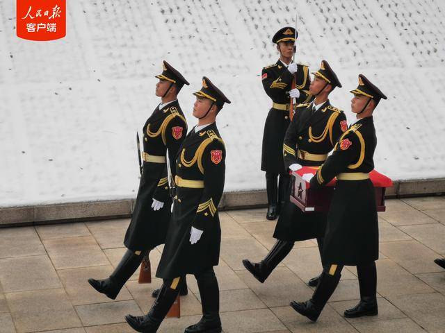 无声的礼步、12响鸣枪……魂兮归来，英雄安息！