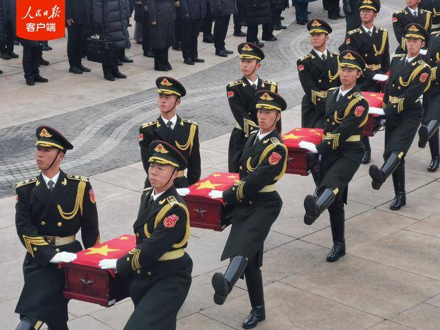 无声的礼步、12响鸣枪……魂兮归来，英雄安息！